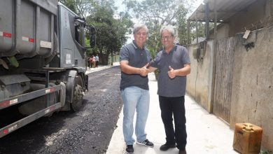 Foto de Alexandre Martins acompanha a chegada do asfalto no bairro Vila Verde