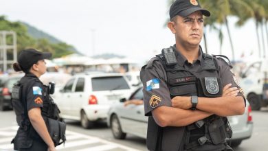 Foto de Polícia Militar realiza abordagens e prisões na orla da Zona Sul carioca