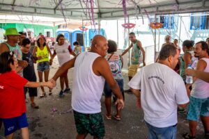 APAE de Arraial do Cabo promove bloco inclusivo no Carnaval