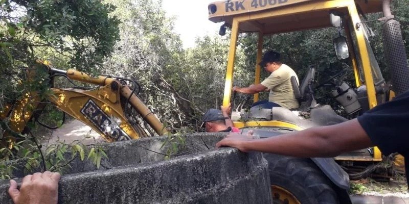 Prefeitura de Cabo Frio bloqueia acesso irregular de veículos na Trilha do Anzol, no Peró