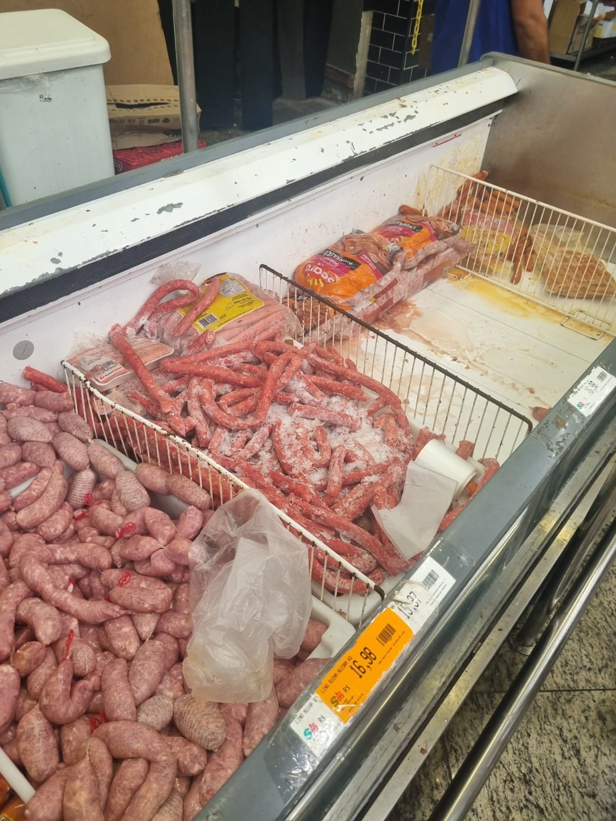 Operação da Vigilância Sanitária descarta 75 quilos de alimentos impróprios para consumo em supermercado no shopping