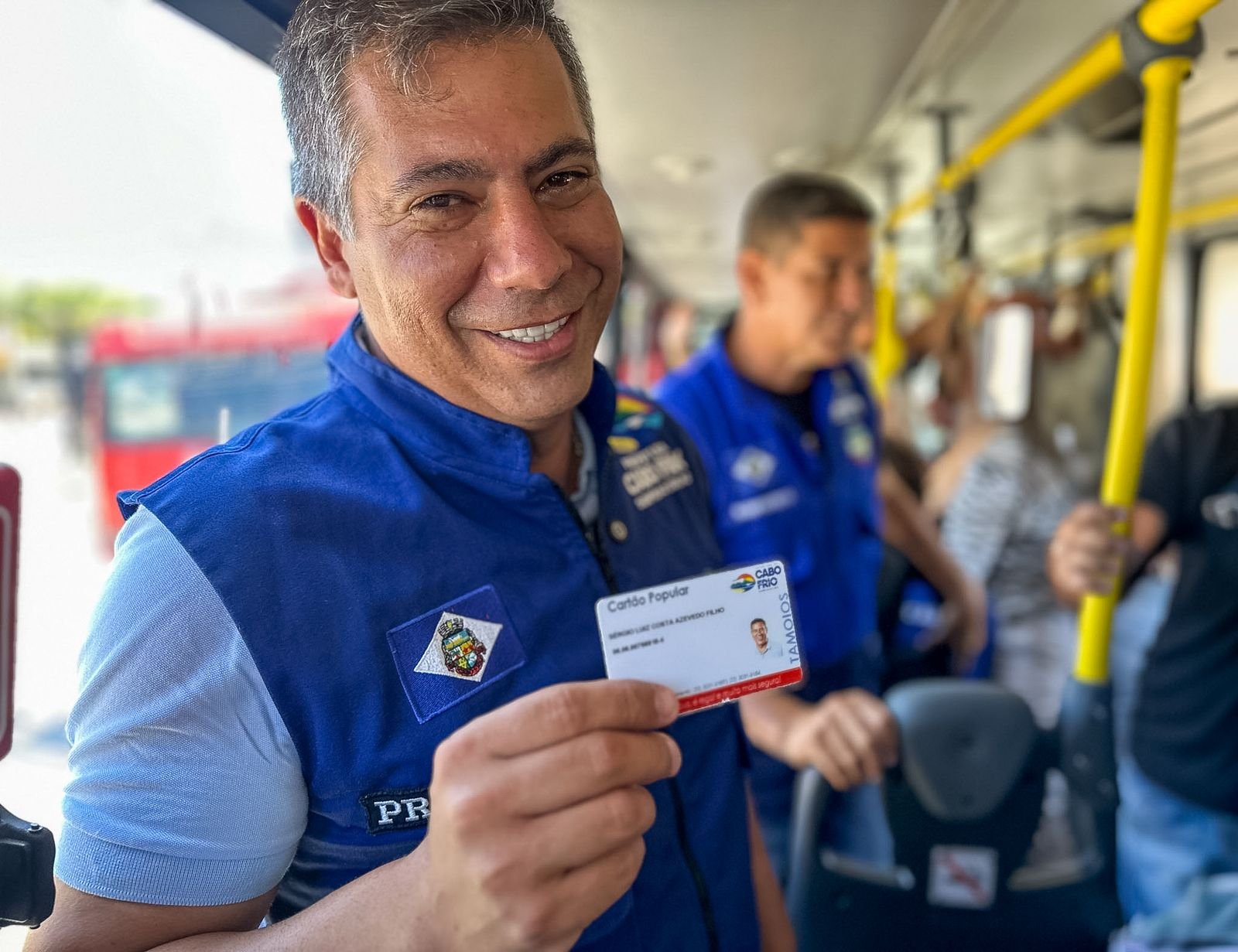 Prefeitura de Cabo Frio entrega oito novos ônibus municipais para a população de Tamoios