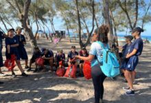 Guarda Mirim realiza mutirão de limpeza na Praia do Pontal em parceria com Instituto BW