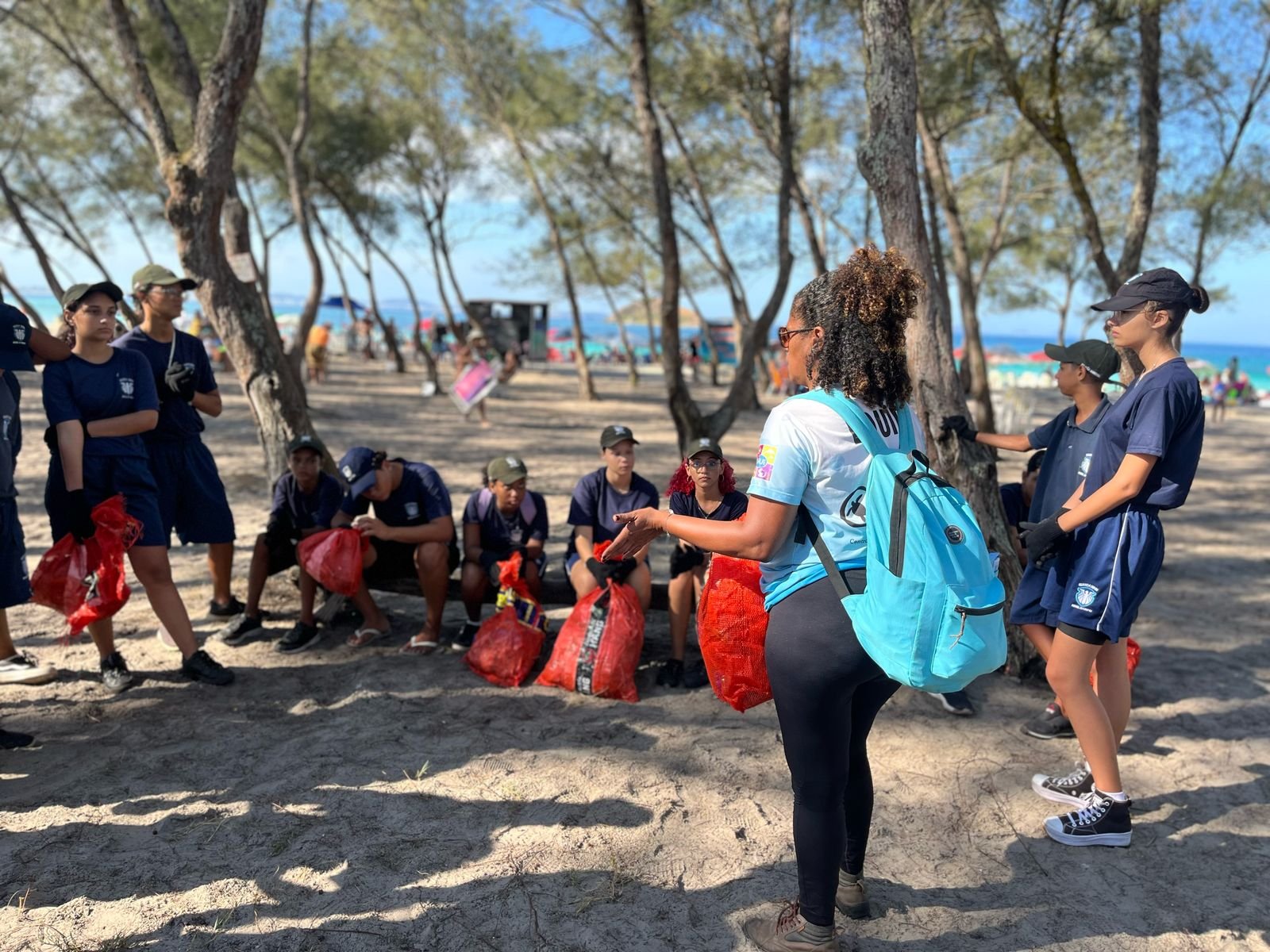 Guarda Mirim realiza mutirão de limpeza na Praia do Pontal em parceria com Instituto BW