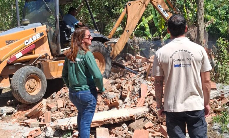 Secretaria de Meio Ambiente realiza ação de retirada de construções irregulares em área de preservação em Cabo Frio