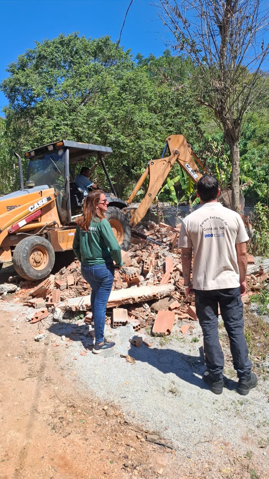 Secretaria de Meio Ambiente realiza ação de retirada de construções irregulares em área de preservação em Cabo Frio