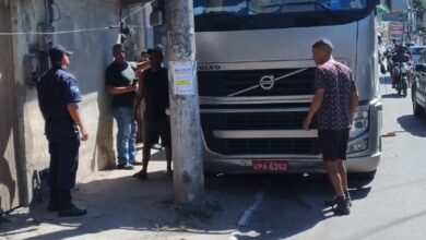 Operação de ordenamento no Jacaré desobstrui calçadas e remove veículos abandonados em Cabo Frio