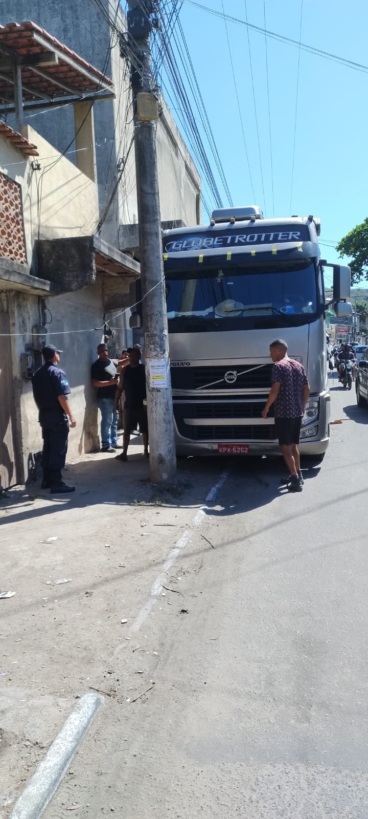 Operação de ordenamento no Jacaré desobstrui calçadas e remove veículos abandonados em Cabo Frio