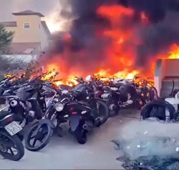 Incêndio em pátio da delegacia de Saquarema destrói motos e um carro; polícia investiga autoria