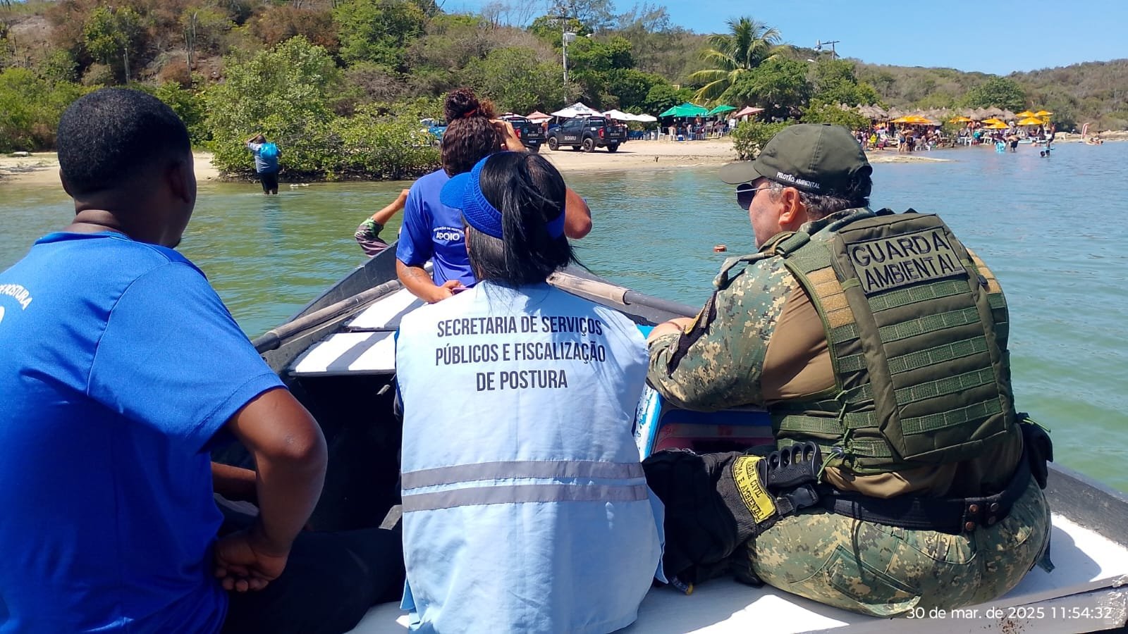 A Semana Nacional de Limpeza dos Mares 2025 segue mobilizando ações em Cabo Frio. Neste domingo (30), Dia Internacional do Lixo Zero, um mutirão de limpeza naeeee Praia do Foguete reuniuee moradores, voluntários e diversas instituições para conscientizar sobre a importância da preservação ambiental e do descarte correto de resíduos. Idealizado pelo Projeto Mar Sem Lixo, o evento contou com a parceria da Prefeitura de Cabo Frio, por meio da Secretaria de Meio Ambiente, Saneamento e Clima, além do Programa Bandeira Azul, do Parque Estadual Costa do Sol, do Instituto Estadual do Ambiente, do Cabo Frio Convention Bureau, do Projeto Albatroz, do Instituto BW, da Associação de Moradores do Foguete e do Clube Militar do Foguete. O objetivo principal da ação foi alertar sobre os impactos do lixo nos oceanos, que prejudicam a vida marinha e afetam a qualidade de vida da população. Durante a atividade, foram retirados 110 quilos de resíduos, incluindo garrafas de vidro, embalagens de comida, bitucas de cigarro e outros materiais descartados incorretamente. “O Projeto Mar Sem Lixo criou a Semana Nacional de dxLimpeza dos Mares para ampliar as ações de limpeza no Brasil, especialmente no final do verão, quando as praias acumulam mais resíduos devido ao carnaval e às férias. Inspirada no Clean Up Day, que acontece em setembro, a iniciativa visa conscientizar sobre a cultura oceânica e conectar a comunidade científica à sociedade civil. Com ações em diversos estados, já removemos quase 300 toneladas de lixo dos oceanos”, explicou Roberto Ramos, presidente e fundador do projeto. Além da coleta de resíduos, a ação também focou na análise do microlixo e na sazonalidade dos descartes na região. “Nosso intuito não é apenas a quantidade de lixo recolhido, mas entender e quantificar os resíduos menores, gerando dados informativos para relatórios ambientais”, destacou o secretário adjunto de Meio Ambiente, Renato Merendino. O biólogo da Secretaria de Meio Ambiente, Paulo Roberto, complementou: “A principal missão é conscientizar sobre o descarte correto, pois, enquanto o macrolixo é retirado pela limpeza urbana, os resíduos menores, como plásticos e bitucas de cigarro, permanecem nas praias e causam grande impacto negativo no meio ambiente.” A participação da comunidade nessas ações é essencial. A moradora Zilda Maria Souza, que vive no Foguete há 40 anos, reforçou a importância de conscientizar as novas gerações. “Preservem as praias, elas são de vocês. Levem o lixo para casa e ensinem isso aos seus filhos, netos e bisnetos. Pequenas atitudes fazem a diferença”, afirmou a aposentada de 72 anos. O evento também contou com exposições educativas organizadas pelo Instituto BW, apresentando peças anatômicas de animais marinhos e silvestres parad sensibilizar a população sobre a biodiversidade local. “Trouxemos peças anatômicas para que o público conheça essa biodiversidade e entenda como a interação humana pode afetar tanto a nossa vida quanto a dos animais”, explicou Ynae Schröder, bióloga e educadora ambiental do Instituto BW. O Projeto Albatroz também participou com atividades educativas, reforçando a importância da preservação da vida marinha e da proteção ambiental. A ação faz parte das etapas necessárias para a candidatura da Praia do Foguete ao Programa Bandeira Azul, que certifica praias sustentáveis e ambientalmente responsáveis.