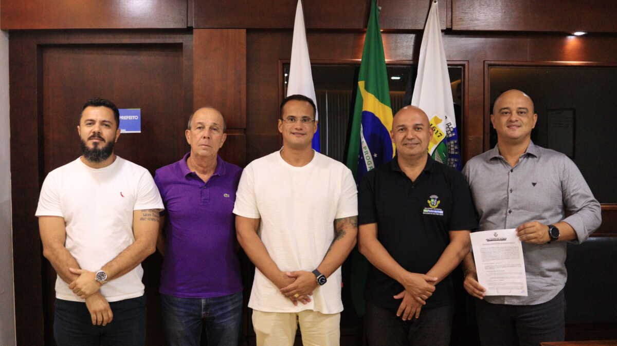 O prefeito Fábio do Pastel assinou, nesta sexta-feira (11/04), o termo de permissão de uso de bem público que oficializa a instalação da primeira indústria em São Pedro da Aldeia. A unidade será implantada no Polo de Empresas de Distribuição Gilson Pessoa Brandão, no bairro São Mateus, e atuará na fabricação de peças industriais voltadas ao setor offshore. A cidade foi escolhida devido sua localização estratégica e pela estrutura favorável à logística, com fácil acesso a polos industriais e petrolíferos, como os dos municípios do Rio de Janeiro, Macaé e região. Para o prefeito Fábio do Pastel, a chegada da primeira indústria marca uma nova fase para São Pedro da Aldeia. “Essa é uma conquista histórica para o nosso município. Estamos trabalhando para atrair investimentos, fomentar a geração de empregos e criar novas oportunidades para a nossa população. A chegada da primeira indústria representa o início de um novo tempo para São Pedro da Aldeia”, destacou. A instalação da unidade industrial vai gerar, inicialmente, 35 empregos diretos, com expectativa de expansão nos próximos anos. A operação será voltada à transformação de matéria-prima em produtos finais para fornecimento a empresas de grande porte do setor offshore. O secretário municipal de Desenvolvimento Econômico, Claudio Viviani, reforçou o potencial da cidade para receber novos investimentos. “A nossa localização privilegiada tem despertado cada vez mais o interesse de empresários. A chegada dessa indústria mostra que São Pedro da Aldeia está preparada para crescer. Ganhamos com geração de renda, criação de empregos e aumento da arrecadação municipal, especialmente com o ISS. Esse é apenas o começo de uma nova fase”, afirmou. Durante o encontro, representantes da indústria também destacaram o compromisso com a capacitação da mão de obra local. A empresa já iniciou tratativas com instituições como a Firjan Senai para oferta de cursos profissionalizantes, visando a formação de jovens aprendizes. Também participaram da reunião o secretário de Governo, Luiz Fernando Jr.; o diretor de Desenvolvimento Econômico, Sandro Bouth; e representantes da empresa.