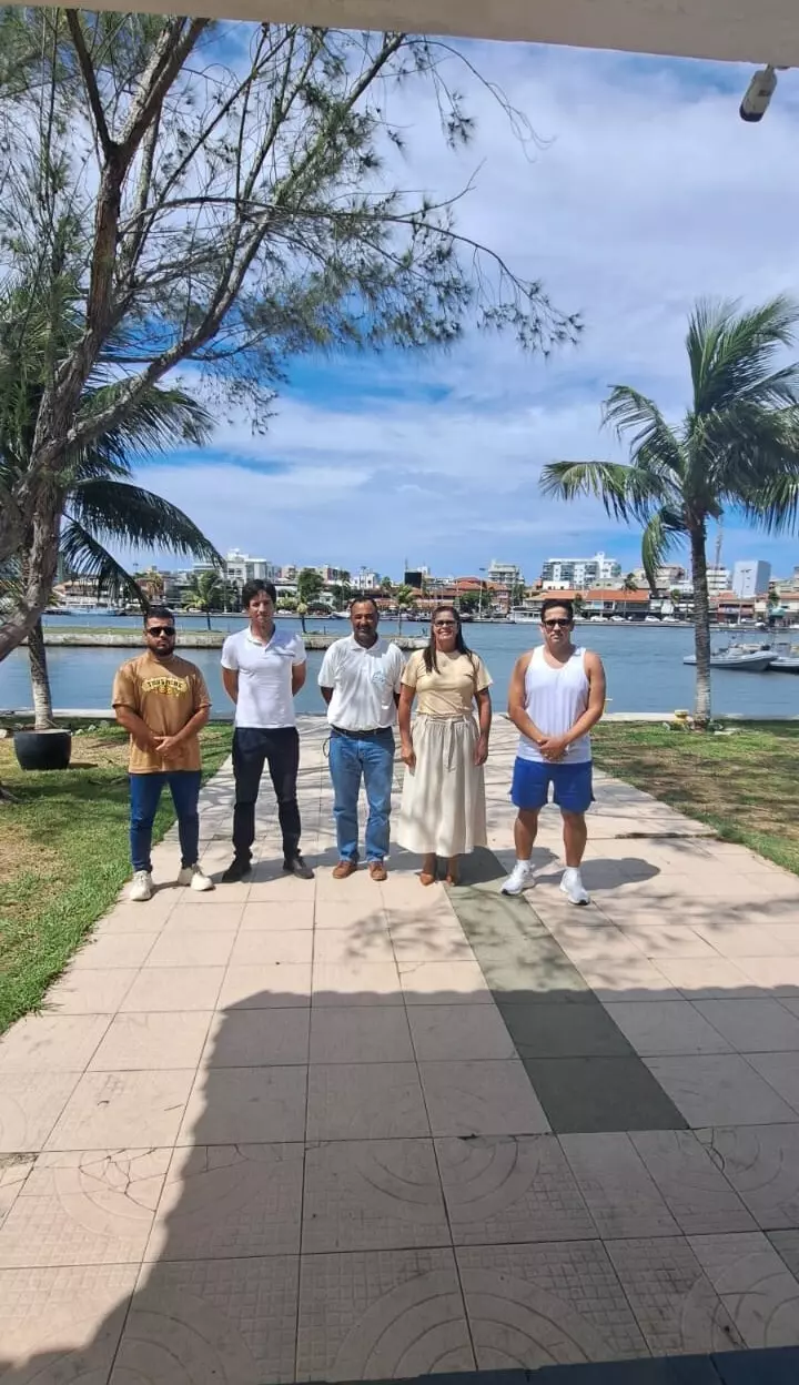 A Secretaria do Ambiente e Urbanismo de Búzios deu um passo importante na preservação ambiental e no fortalecimento do turismo sustentável. Nesta quarta-feira (09), representantes da secretaria realizaram uma visita à Marinha, em Cabo Frio, com o objetivo de inserir as unidades de conservação marinhas da região na carta náutica do país. O presidente da Colônia dos Pescadores Z23 de Búzios, Dominique Souza, também participou da visita. Durante a visita, foi discutida a inclusão das áreas de preservação no mapeamento oficial, ferramenta essencial para a navegação segura e responsável nas águas brasileiras. A ação visa não apenas proteger os ecossistemas marinhos, mas também garantir que os navegantes tenham acesso a informações precisas sobre áreas sensíveis, promovendo a conscientização ambiental. A proposta é que as unidades de conservação marinhas, Parque dos Corais, APA da Pesca Artesanal e APA Marinha de Búzios, sejam oficialmente integradas à carta náutica. Esse mapeamento permitirá um monitoramento mais eficiente e seguro dessas regiões, além de contribuir para o desenvolvimento de práticas mais sustentáveis nos setores náutico e turístico. De acordo com o coordenador das Unidades de Conservação Marinhas de Búzios, Bernardo Corty, quando uma unidade de conservação está na carta náutica, os navegantes já sabem qual o grau de proteção, quais atividades são proibidas e quais são permitidas: “Isso será um grande ganho para nossas unidades de conservação localizadas em ambiente marinho.” Com a colaboração entre a Marinha do Brasil e a Secretaria do Ambiente, o município busca preservar a rica biodiversidade marinha e fortalecer o comprometimento com o meio ambiente para as gerações futuras.