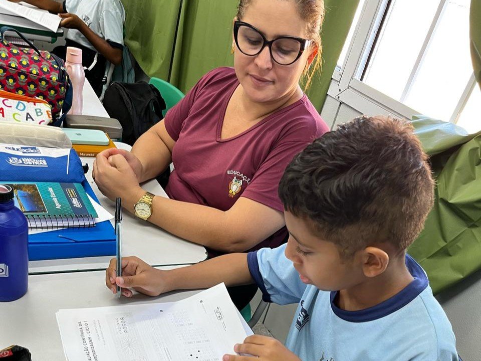 A Secretaria de Educação, Esporte e Lazer de Rio das Ostras realiza, nesta terça-feira (08), a aplicação da prova CAEd aos alunos do 3º ano de escolaridade. A ação finaliza o ciclo da avaliação sistêmica que já examinou mais de 7.500 estudantes do 1º, 2º, 4º e 5º anos. O objetivo do teste é identificar avanços e desafios no ensino e, com isso, guiar estratégias para o planejamento pedagógico ao longo do ano letivo. A estimativa é que 1.800 crianças, em 15 unidades escolares, realizem a prova nesta terça. A aplicação é feita durante as aulas regulares, por meio da parceria entre as escolas e a coordenação do Núcleo de Gestão Pedagógica (Nugepe). As avaliações abrangem habilidades de compreensão de leitura e resolução de problemas, por meio de testes de Língua Portuguesa e Matemática. A secretária de Educação, Esporte e Lazer, Marcele Raquel Martins, destaca a importância da participação dos alunos e do engajamento das famílias para o sucesso da prova. “A avaliação nos ajuda a entender quais práticas estão dando certo e onde precisamos avançar. A partir desses dados, poderemos traçar estratégias que beneficiem toda a Rede Municipal de Ensino. O engajamento dos pais e da comunidade escolar é essencial para que possamos construir uma Educação cada vez mais forte e inclusiva”, afirmou a secretária. PROVA CAEd – Nesta etapa, a análise sistêmica dos alunos do Município usará a avaliação do Centro de Políticas Públicas e Avaliação da Educação (CAEd), do Compromisso Nacional Criança Alfabetizada (CNCA). A avaliação permitirá traçar o diagnóstico no nível de aprendizado e de conhecimento com os quais os alunos iniciaram a jornada escolar. Com os resultados obtidos, será possível a implementação de estratégias pedagógicas, ações de formação continuada para os professores e projetos de recomposição da aprendizagem para fortalecer a qualidade do ensino no Município.