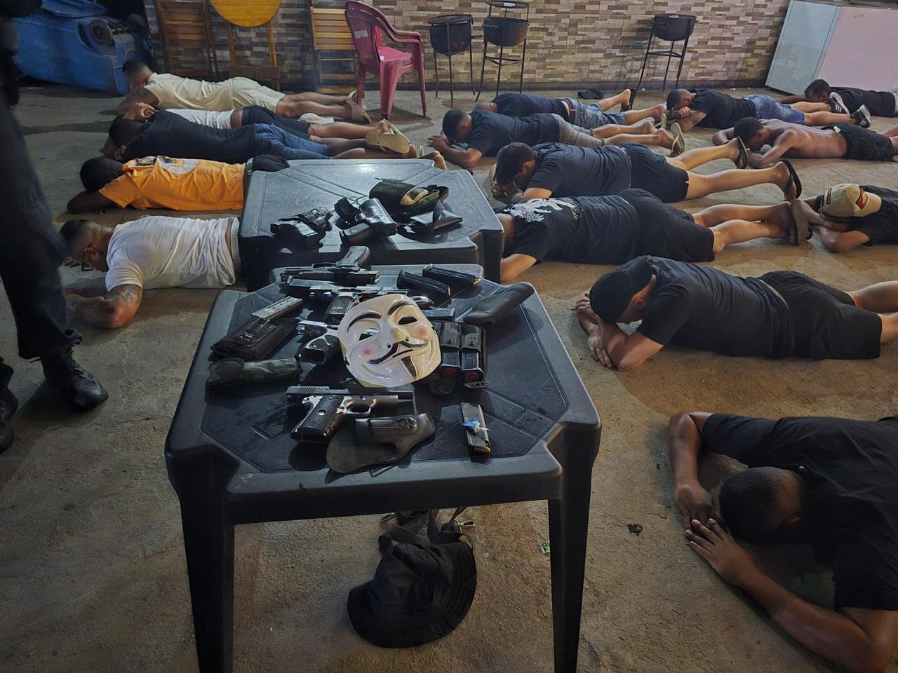 Polícia Civil acaba com festa de narcomilícia e prende 9 na Baixada Fluminense