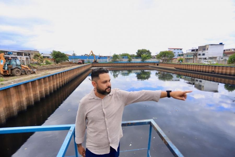 A Prefeitura de Rio das Ostras, por meio do Serviço Autônomo de Água e Esgoto (SAAE), segue com o trabalho de limpeza e manutenção das Bacias de Detenção – os chamados “piscinões” – na localidade de Cidade Praiana. A ação, que teve início no mês de março, já demonstrou sua importância nos recentes episódios de chuvas intensas, reduzindo consideravelmente os pontos de alagamento na região. Nesta terça-feira, 15 de abril, foi iniciada a limpeza da segunda bacia, localizada na Rua Goiás, em mais uma etapa da parceria com o Programa Limpa Rio do Instituto Estadual do Ambiente (Inea). O serviço foi acompanhado pelo presidente do SAAE, Maycon Prata. A primeira bacia a receber os trabalhos foi a da Rua Pacífico Jardim. As intervenções incluem a retirada de vegetação, areia e sedimentos acumulados ao longo dos anos, que comprometem em até 70% a capacidade de retenção das águas. Esse material retirado dos piscinões está sendo levado para um local, devidamente autorizado pelo INEA, onde será desidratado e transportado em seguida para o aterro sanitário. A ausência dessa manutenção vinha agravando os alagamentos em várias localidades como Cidade Praiana e Cidade Beira Mar. Atendendo à determinação do prefeito Carlos Augusto, o município também já iniciou o processo de licitação para a compra de novas bombas para os dois piscinões, que possibilitará o retorno da operação em plena capacidade. As equipes do SAAE ainda avaliam a recuperação de componentes eletrônicos e estruturais, atualmente sucateados, para garantir o funcionamento eficiente das unidades.