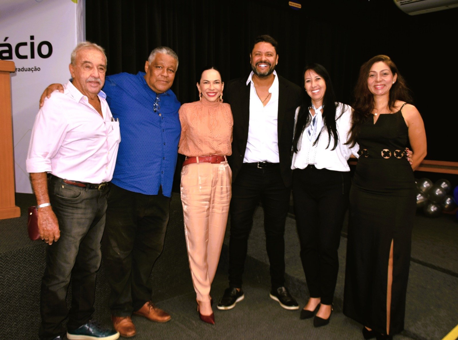 Na foto a Candidata a Deputada Federal LILIAN MEDEIROS n* 4569 pelo PSDB, em evento realizado na Faculdade Estácio na Barra da Tijuca, junto com Sr. George, Dir.do Tijuca Tênis Clube, o Colunista Ulisses Salgado, A Mediador Sra. Elienai, O cantor Marcos Ivan e a Sra e Evelin de Lucas, Presidente da Câmara Brasileira de Conciliação